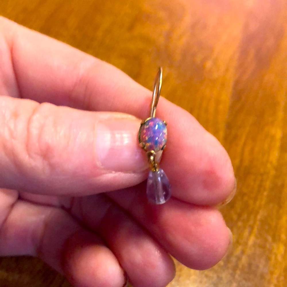 (1) Costume Earring